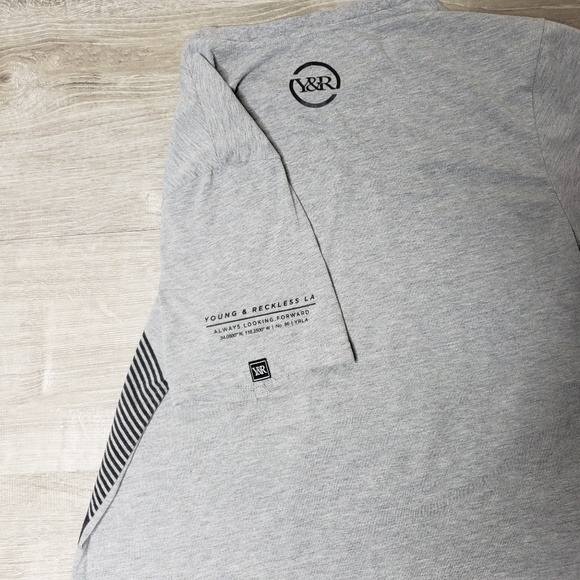 🍍Young and reckless size medium tee - Picture 4 of 4